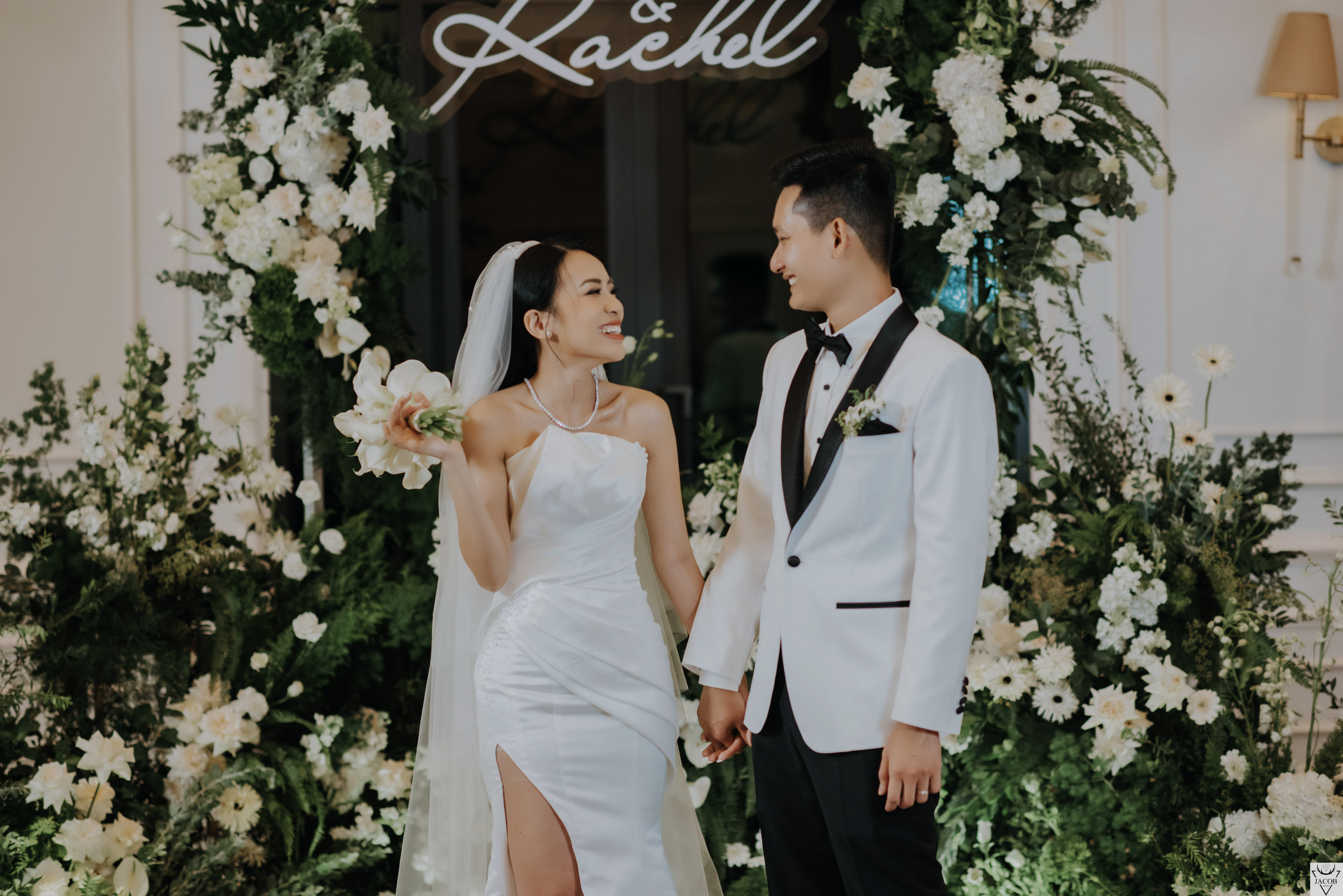 Ideal Couple Poses In A Wedding: Capturing Love and Romance